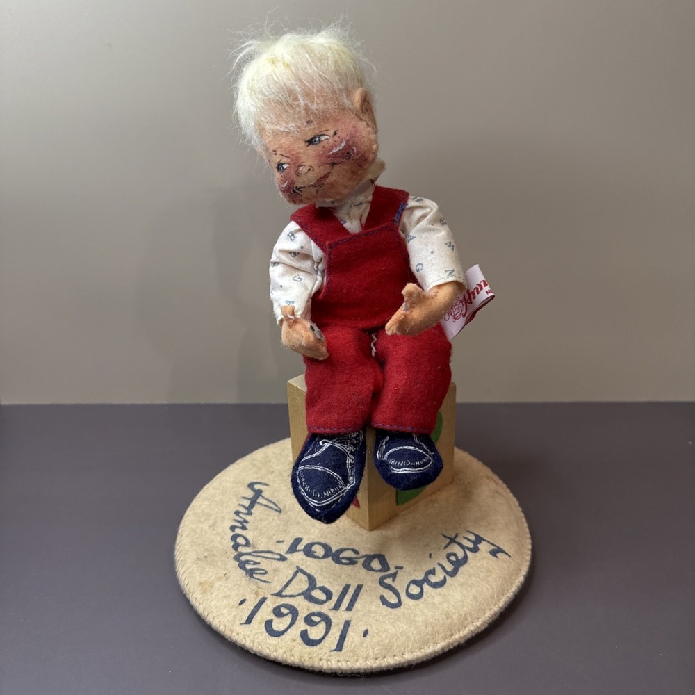 1991 ANNALEE Dolls SOCIETY LOGO KID On Block 8" Figure VTG SEE DESC